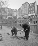 880913 Afbeelding van werknemers van de Gemeentelijke Plantsoenendienst die een boom gaan planten op de werf langs de ...